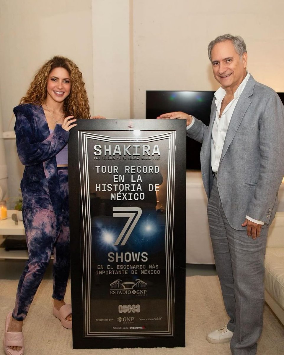 ¡#Shakira arrasa en México! ✨ La cantante recibió un reconocimiento especial por sus 7 fechas consecutivas en el #EstadioGNP, consolidándose como una verdadera reina en tierras mexicanas.💖😍🙌