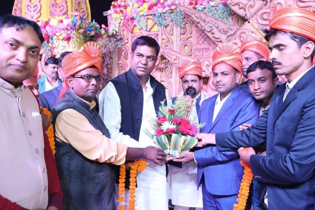 vippartyindia's tweet photo. मोतिहारी के कुंवरपुर में पूर्व मंत्री व वीआईपी सुप्रीमो सन ऑफ मल्लाह श्री मुकेश सहनी जी ने श्री अनिल बिंद के बहन की शादी समारोह में शामिल होकर आशीर्वाद दिये।
@sonofmallah https://t.co/NP2O2L2R9M