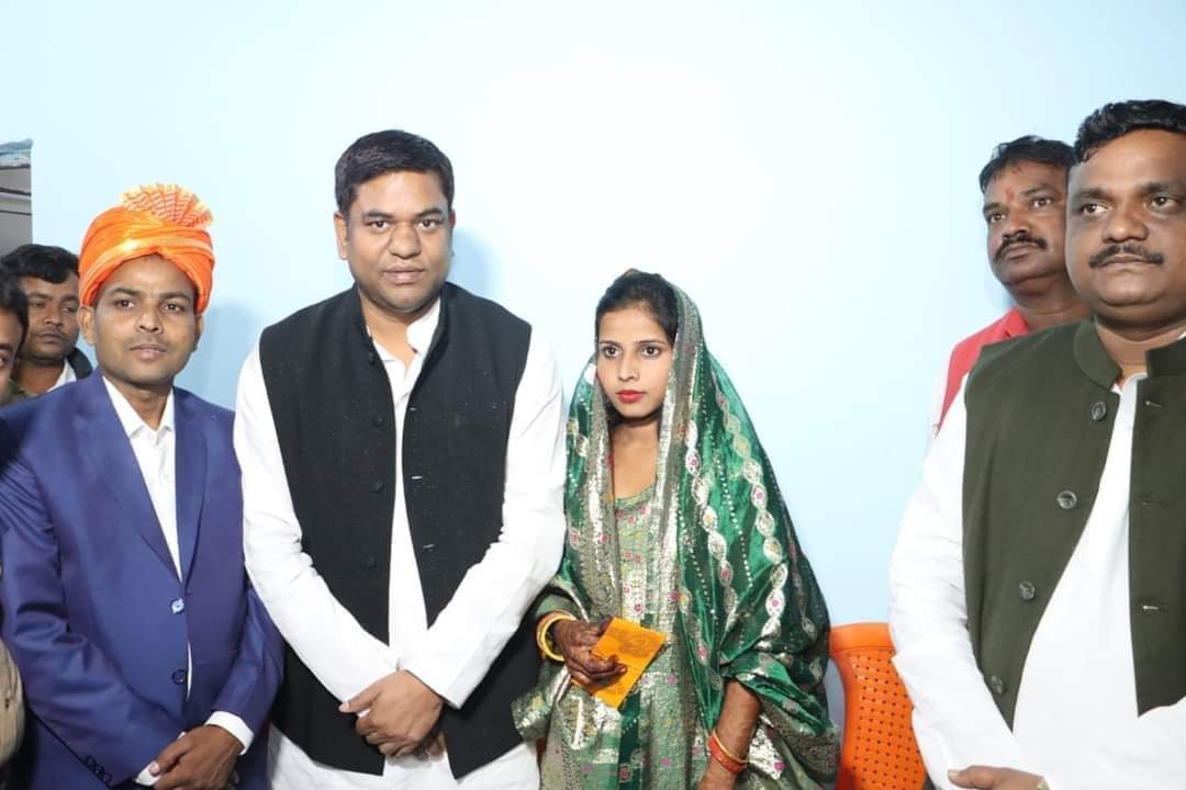 vippartyindia's tweet photo. मोतिहारी के कुंवरपुर में पूर्व मंत्री व वीआईपी सुप्रीमो सन ऑफ मल्लाह श्री मुकेश सहनी जी ने श्री अनिल बिंद के बहन की शादी समारोह में शामिल होकर आशीर्वाद दिये।
@sonofmallah https://t.co/NP2O2L2R9M
