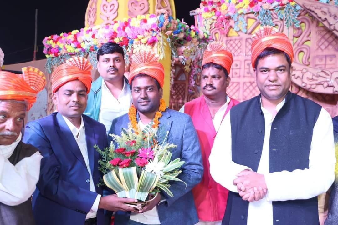 vippartyindia's tweet photo. मोतिहारी के कुंवरपुर में पूर्व मंत्री व वीआईपी सुप्रीमो सन ऑफ मल्लाह श्री मुकेश सहनी जी ने श्री अनिल बिंद के बहन की शादी समारोह में शामिल होकर आशीर्वाद दिये।
@sonofmallah https://t.co/NP2O2L2R9M