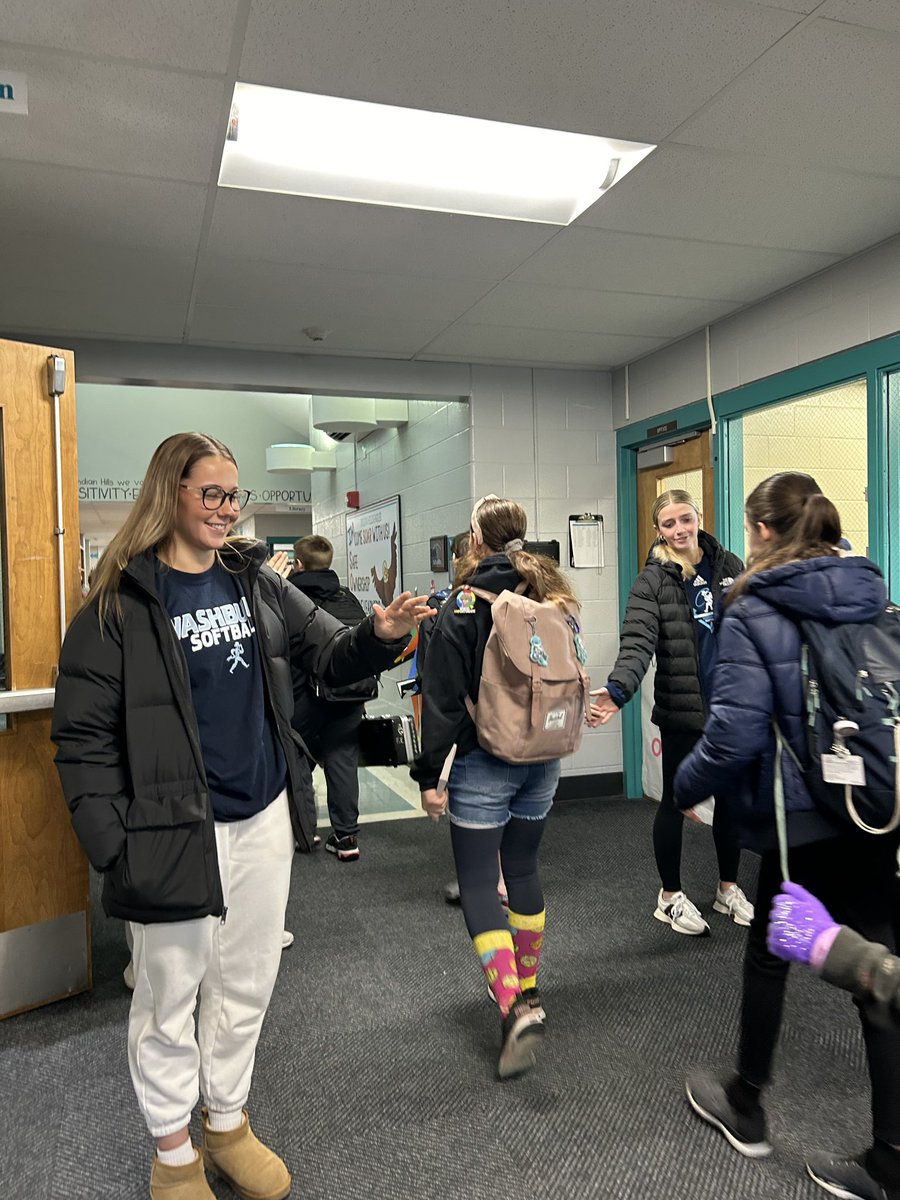 Last High Five Friday of the semester 🙌🏻 Our girls had a great time at Indian Hills Elementary this morning and throughout the semester greeting students! Thank you <a href="/EnvistaCU/">Envista Federal Credit Union</a> for supporting #BodsCare #SkoBods
