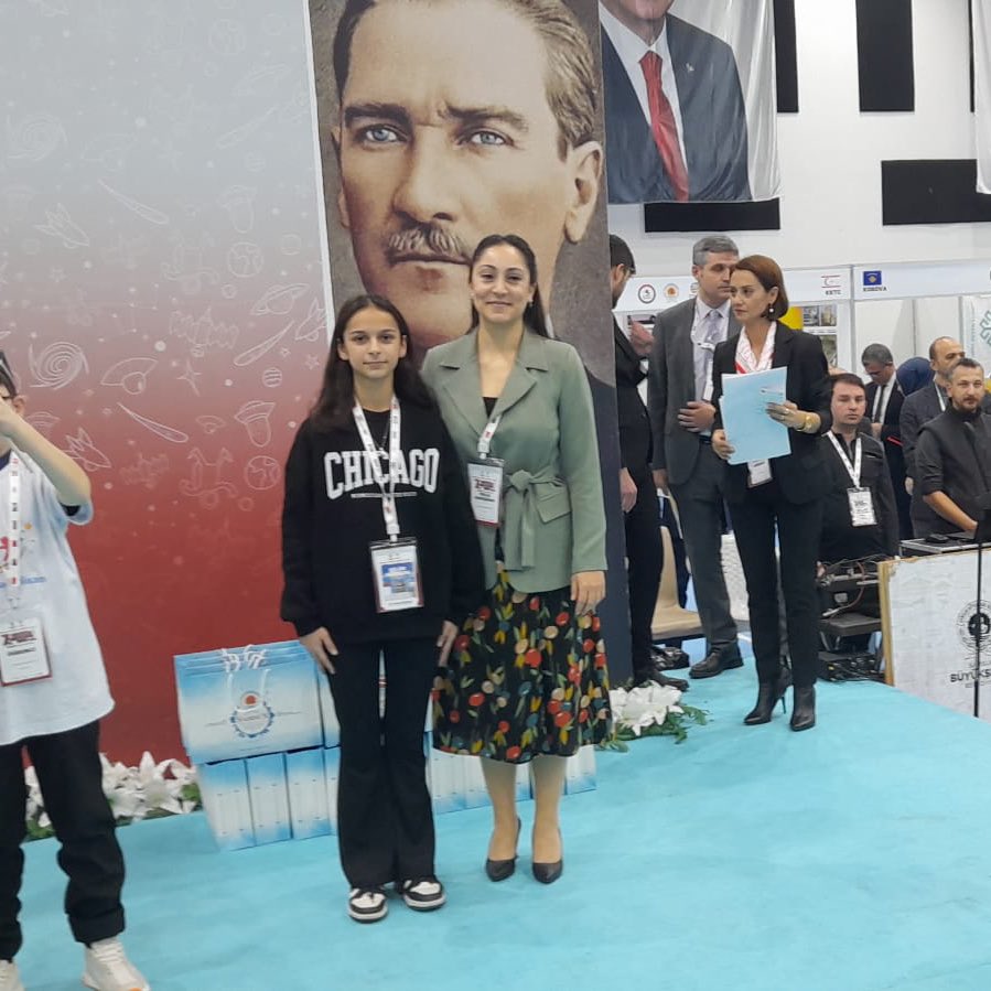 RizeVali's tweet photo. Yağmur Efiloğlu’dan Uluslararası Başarı: Jüri Özel Ödülüne Layık Görüldü

📍Samsun’da düzenlenen 7. Uluslararası Türk Dünyası Bilim ve Kültür Şenliği’ne katılan Fındıklı Sümer Ortaokulu öğrencisi Yağmur Efiloğlu hazırladığı “Çay Atığından Elde Edilen Kombucha’nın Tohum Çimlendirme ve Bitki Gelişimine Etkisi” projesi ile 196 proje arasından Jüri Özel Ödülünü kazandı.

Projeyi hayata geçiren öğrencimiz Yağmur Efiloğlu ve Proje Koordinatörü Gamze Arslan Temiz’i tebrik ediyor, başarılarının devamını diliyoruz.👏

ℹSümer İlkokulu-Ortaokulu’nda hayata geçirilen Yaşayan Nefes Alan Okul Projesi kapsamında, okulda sera kurularak çeşitli tarım projeleri gerçekleştirilmektedir. Bu projeler çerçevesinde öğrencilerimiz, çay fideleri oluşturup yetiştirmekte ve bu süreçte hem doğa ile iç içe uygulamalı öğrenim görmekte hem de üretim deneyimi kazanmaktadır.