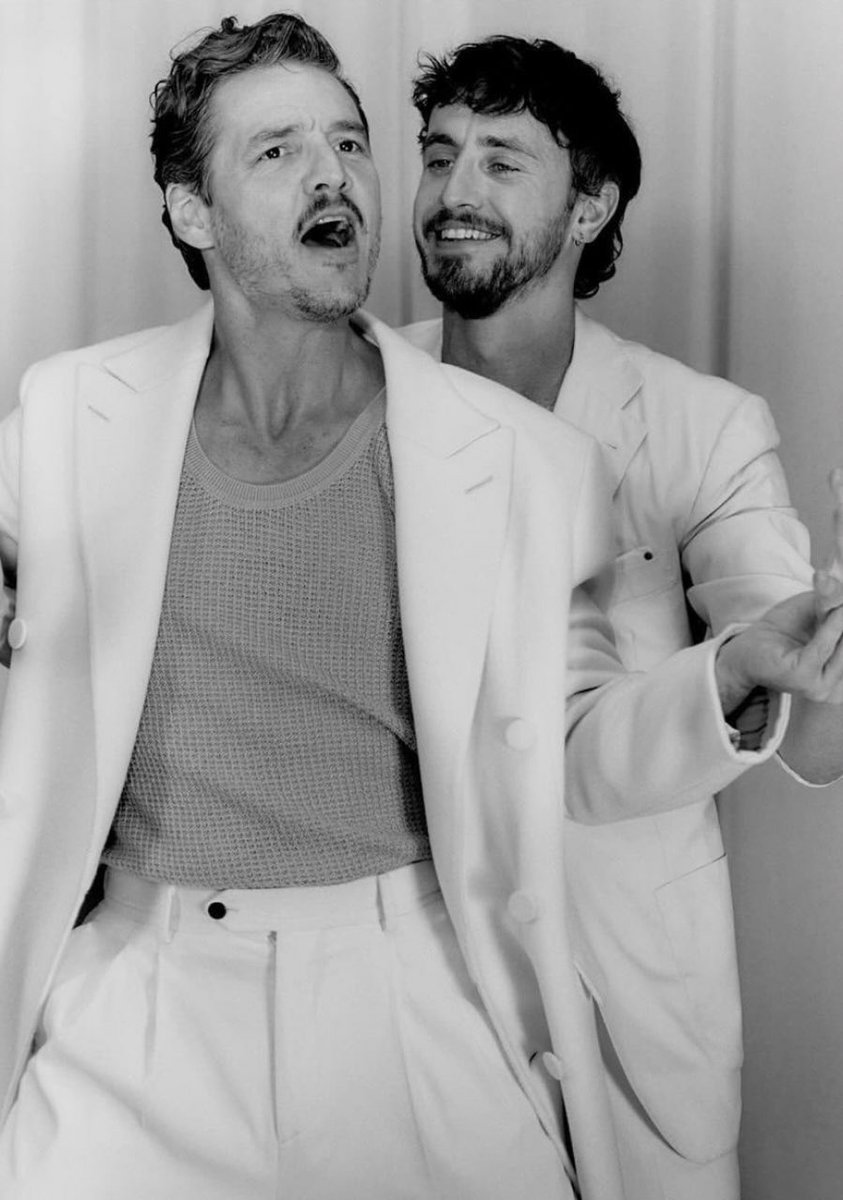 wandasbarbiex's tweet photo. pedro pascal isn’t the stepdad he’s the dad that stepped UP 🙏🏻🙌🏼 https://t.co/lRv9EIuNnj