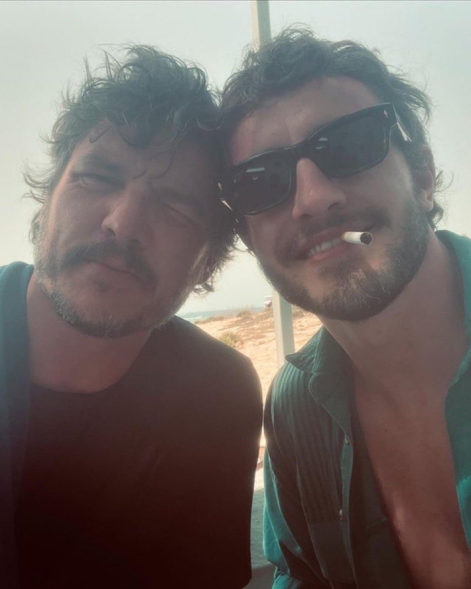 wandasbarbiex's tweet photo. pedro pascal isn’t the stepdad he’s the dad that stepped UP 🙏🏻🙌🏼 https://t.co/lRv9EIuNnj