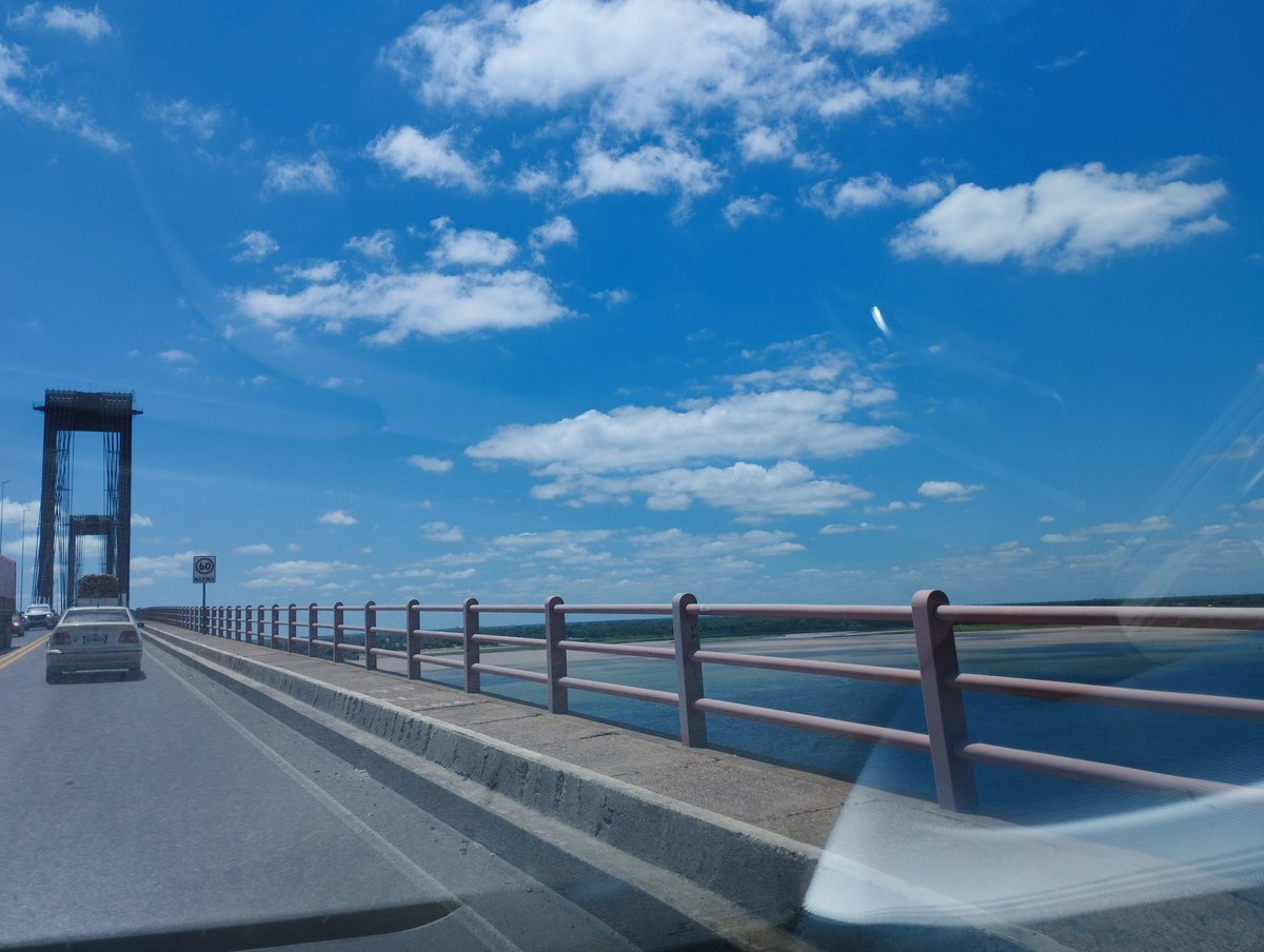 Expedición al Paraguay, día 2, mediodía 

Cruzando el puente, sobre el río Paraná, que une las ciudades de Corrientes y Resistencia