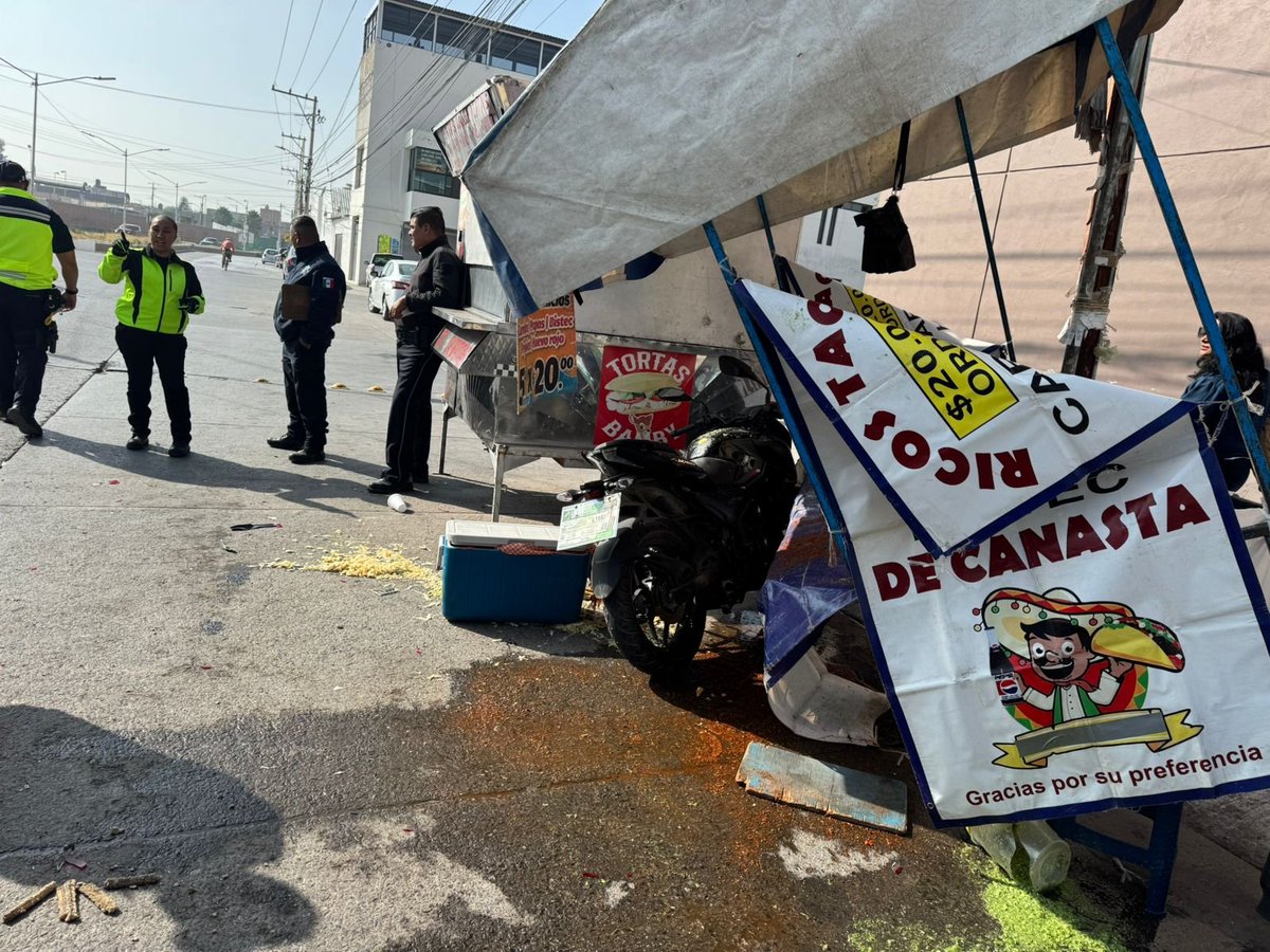 Planoinforma's tweet photo. 🚨 Se reporta accidente en el que un motociclista se estampó contra un puesto de tacos de canasta en la Av. Bellavista con Av. San Lorenzo en Soledad de Graciano Sánchez.
#SLP #ReportePI https://t.co/guMRiwuLa4