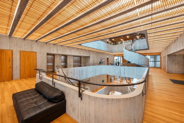MyefskiArch's tweet image. The office&apos;s indirect lighting is integrated through the wooden panels, which enhance the curved concrete surfaces
#worldarchitects #swisstropicalandpublichealthinstitute #integrativedesign

(Source: World Architects; Photo: Regent Lighting)
tinyurl.com/4p6eckxu