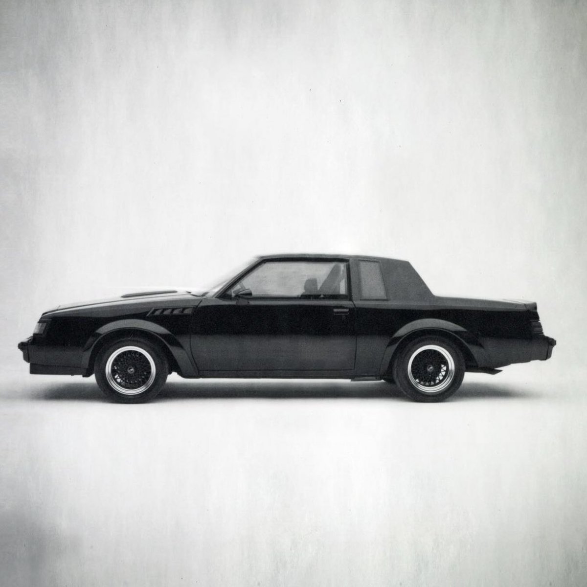 Outlander Magazine tweet media