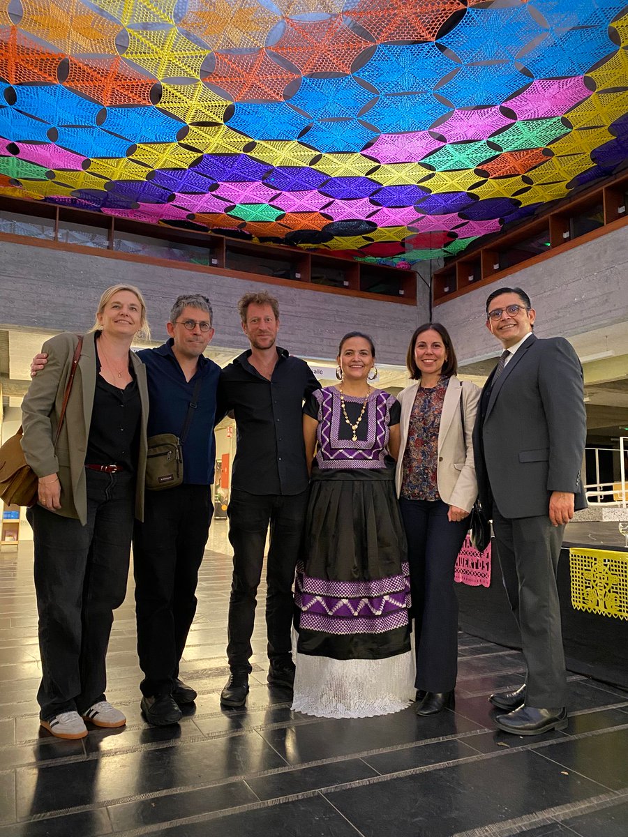 Celebramos la riqueza cultural de México con la presentación de la obra textil “Cielo Tejido” en la ciudad de Tournai, Bélgica.
Esta impresionante obra fue creada por talentosas tejedoras de Etzatlán, Jalisco, y presentada gracias al … 1/2