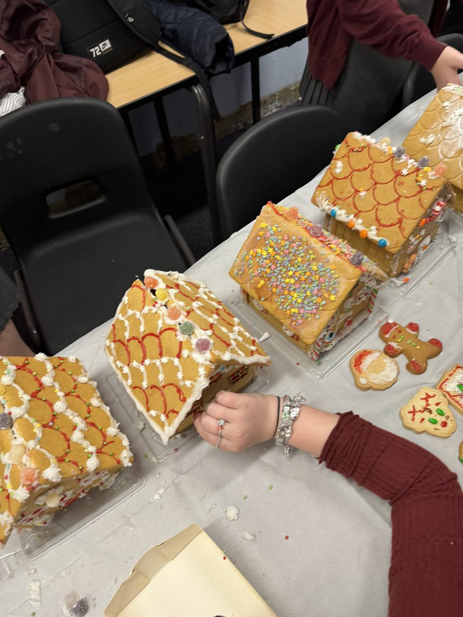 MissMcNultymods's tweet photo. Amazing effort from the girls at future Fridays !!! 

The gingerbread houses were fantastic and this activity was getting us all into the Christmas spirit 🎅🏻🎄🏠

@missmccrimmon1 @SMHSFridays https://t.co/zMQ7KURhRW