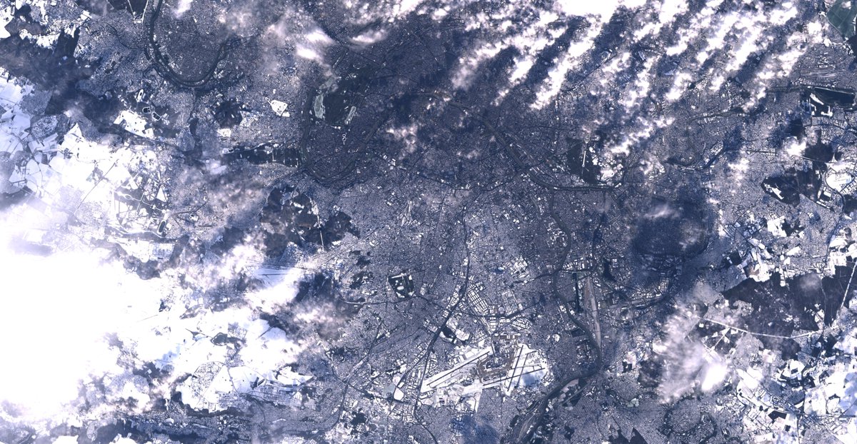 Stormyalert's tweet photo. Paris desde el cielo!! ❄️😮

Los alrededores del centro de la ciudad siguen con cierta cantidad de nieve.  En la imagen se ve perfectamente como las pistas del aeropuerto están completamente blancas.
#niege #neigeux #nieve #snow #Paris #Weather  
Imagen de: Landsat 8-9 https://t.co/lHGuG0eXlZ