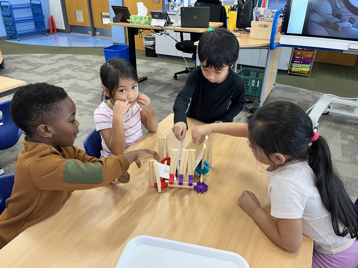 MeyerLib_SD735's tweet image. Creepy Carrots invaded the library this week! After reading the book, kindergarten students built fences to keep Jasper Rabbit out of the carrot patch! 🥕