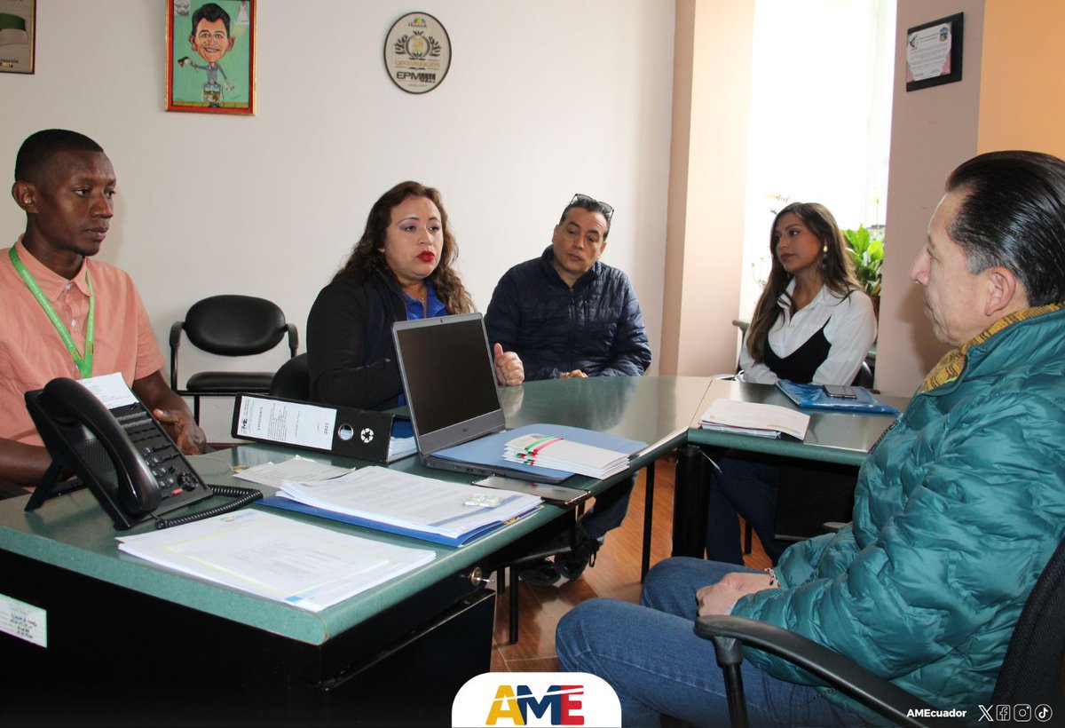 AMEcuador's tweet photo. ¡Acciones en territorio!
El alcalde de #Huaca, Jairo Huera, con su equipo, se reunieron con la coordinadora de la #UTR1, Marcela Almeida, y técnicos regionales para dar seguimiento al convenio sobre estudios y diseños del Parque Turístico “El Agroparque”.
#SomosAME 🇪🇨 https://t.co/QHy6exXN0C