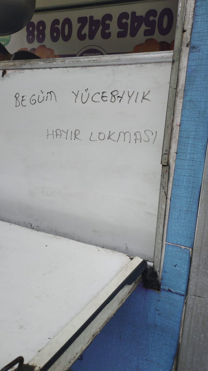 Universite zamani yurdun onunde lokma dokulunce cok sevinirdik. Ben de gencler sevinsin diye canim yurdumun onunde ta Kanada’dan facetimela lokma dokturttum lol
