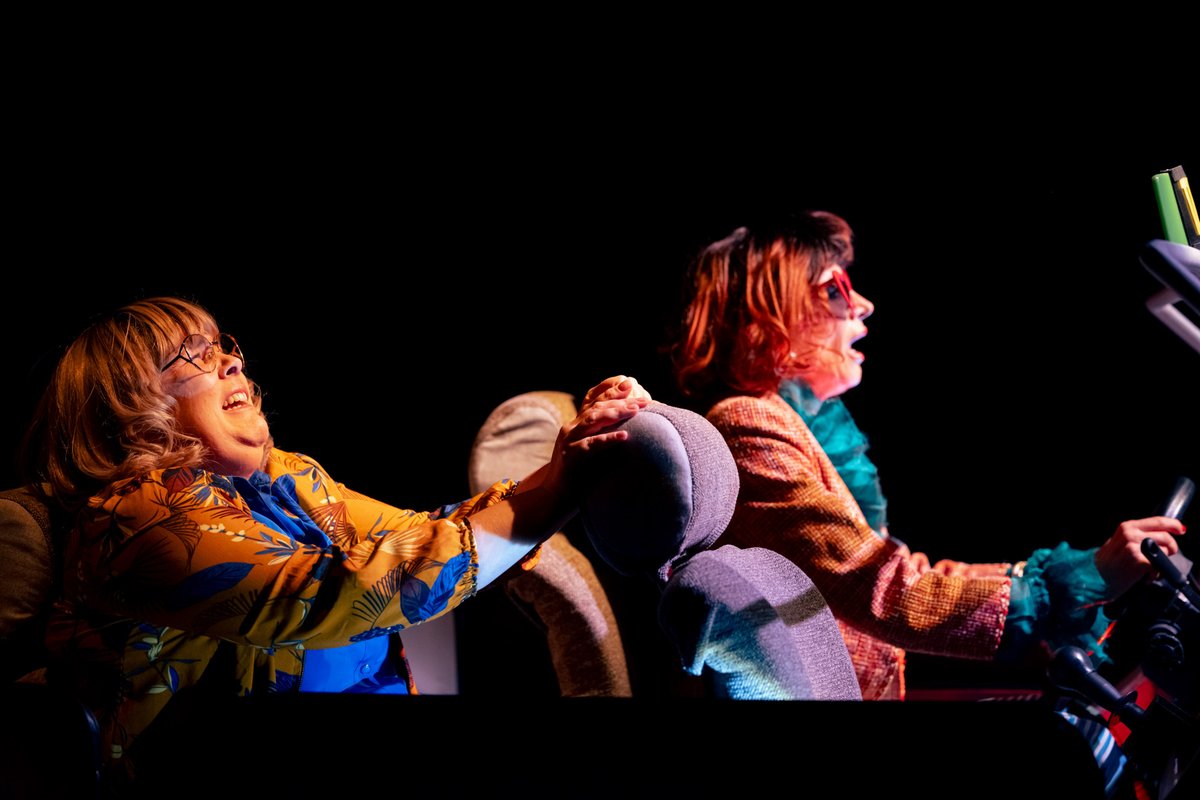 "Quan sembla que ho tens clar, un volantazo ho capgira tot!"
 💥 Humor, sorpreses i dones que lluiten per ser vistes.
#Fisterra: el camí és més divertit que la meta!
 🚖 Vine al teatre 
🎟salaversusglories.cat