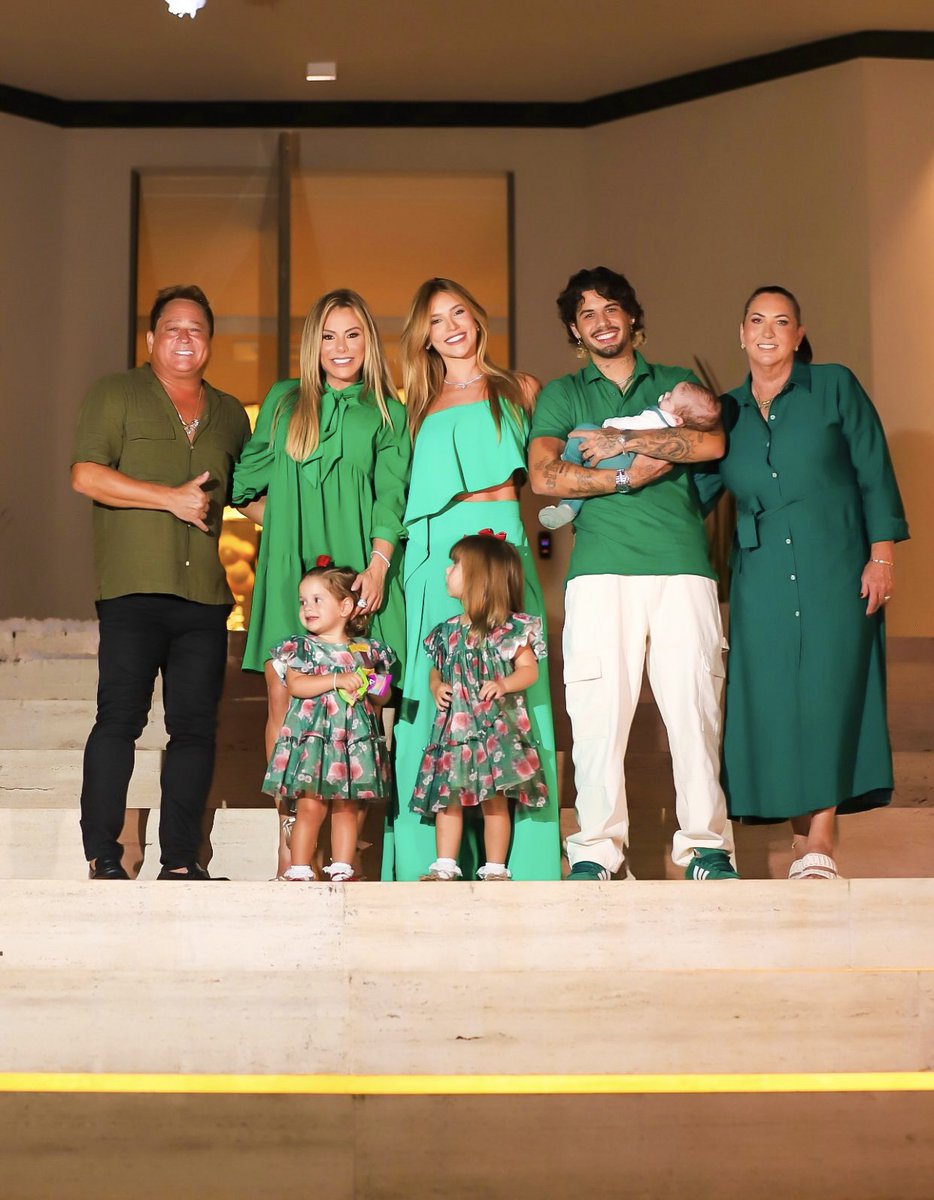 zefelipecantor's tweet photo. Minha família! Meu bem maior. Amo vocês demais. ❤️🙏🏻⚡️ https://t.co/kqXZXQ0EhB