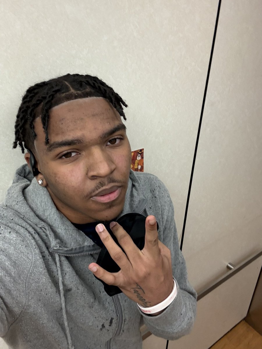 sit on yo ass at da crib you must be real broke 👎🏾😂