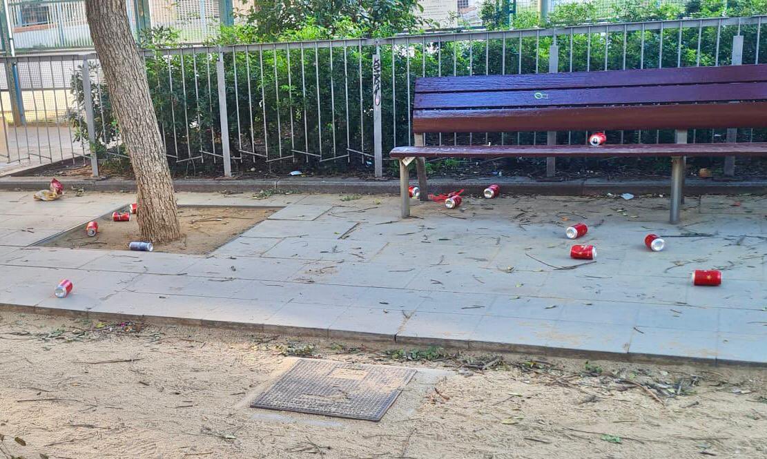 avplacafarga's tweet photo. Lamentable estampa d’aquesta mateixa tarda a la plaça de la Farga 🤬 https://t.co/ntIqlPz8Y4