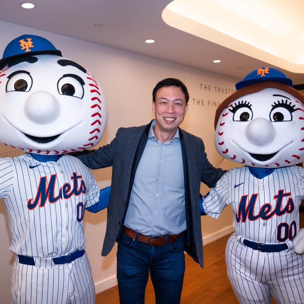 So much fun to have (Mr and Mrs) Met you!  

Hats off the <a href="/NewYorkMets/">New York Mets</a>, who are providing a record-breaking 8,500 turkeys to families in need during its 10th annual MetsGiving Turkey Giveaway. Let’s go! ⚾ 🦃 🧢

Learn more: mlb.com/press-release/…