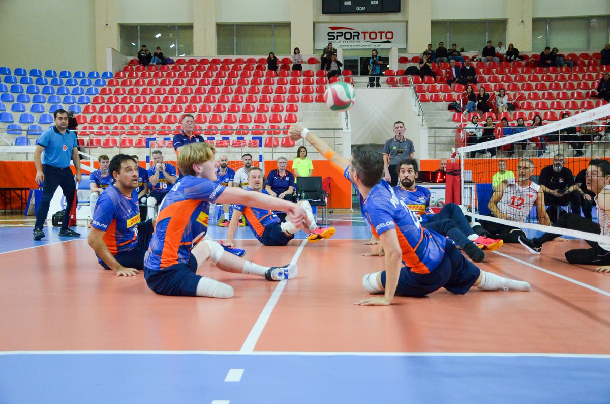 Met 25-21 pakten we de eerste set  tegen Turkije. Daarna ging  de wedstrijd over en weer, echter alle sets met winst voor het gastland. 
Morgen spelen we weer twee wedstrijden:
⏰️ 07.00 uur: Frankrijk 
⏰️ 16.00 uur: Georgië 

Meer via:
volleybal.nl/nieuws/ek-b-te…