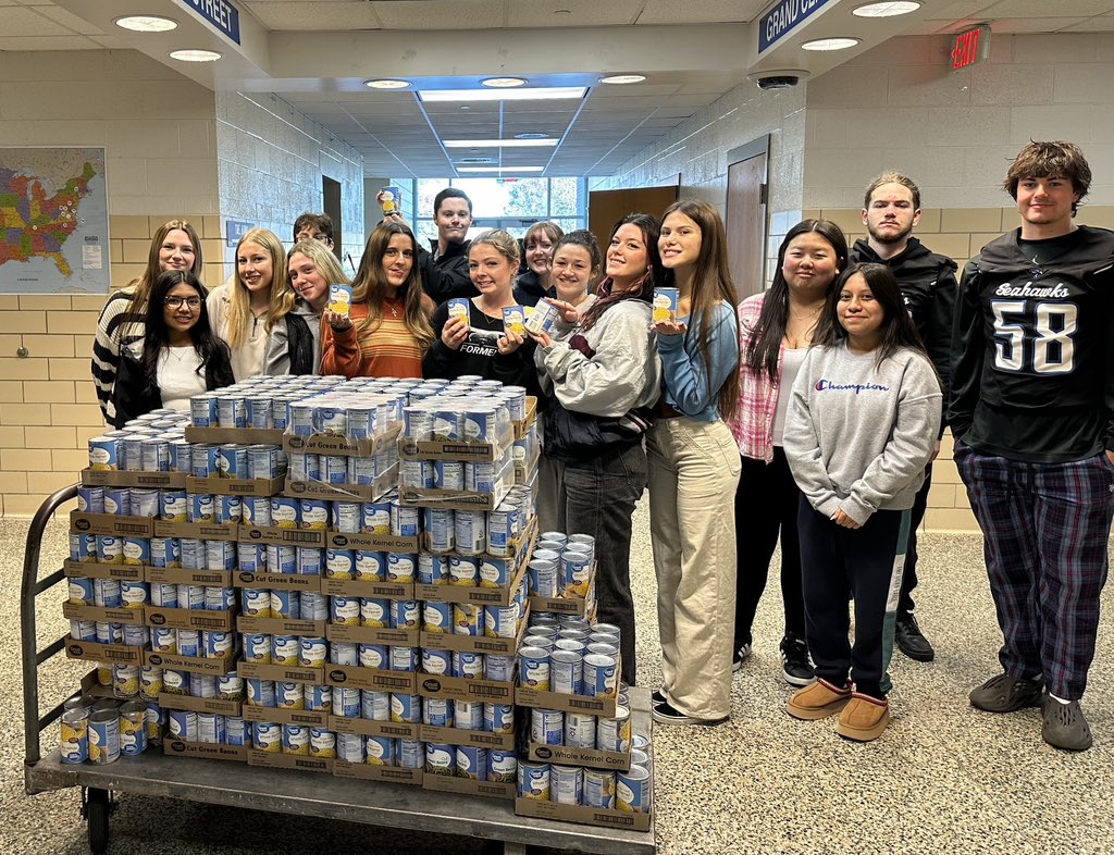 SDHSSeahawks's tweet photo. An awesome way to cap off an awesome #AmericanEducationWeek! 

Our Student Government Association-sponsored food drive ended with a whopping 1400lbs+ donated to Diakonia.

#SeahawksServe #SeeUs #TheDecaturWay 
@WorcesterSystem https://t.co/WttDbMVecu