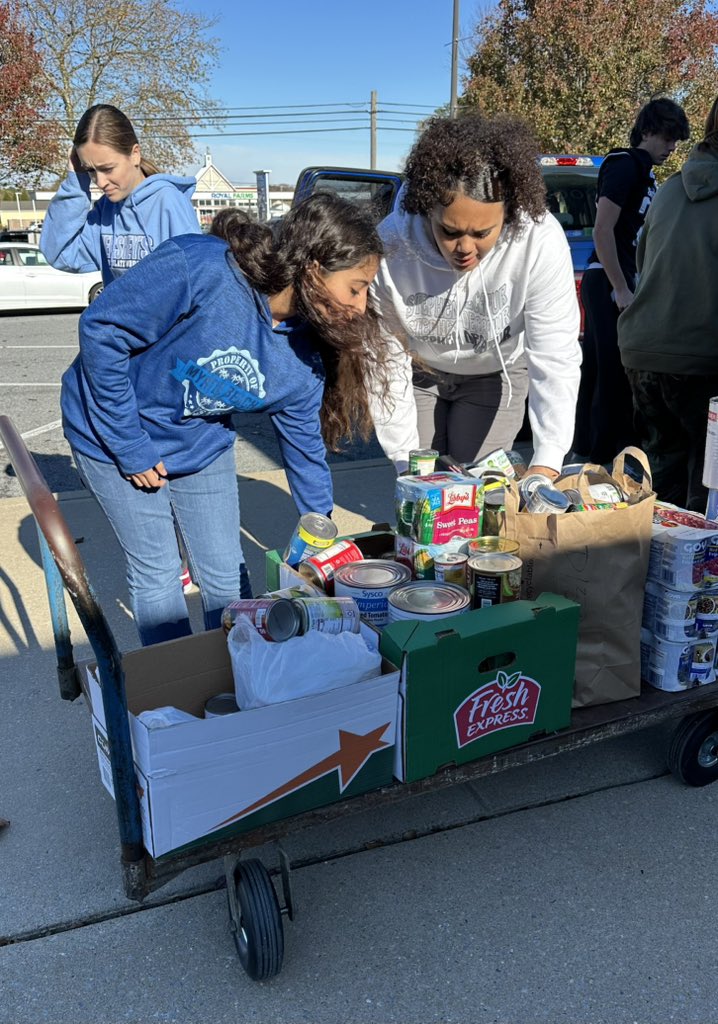 SDHSSeahawks's tweet photo. An awesome way to cap off an awesome #AmericanEducationWeek! 

Our Student Government Association-sponsored food drive ended with a whopping 1400lbs+ donated to Diakonia.

#SeahawksServe #SeeUs #TheDecaturWay 
@WorcesterSystem https://t.co/WttDbMVecu