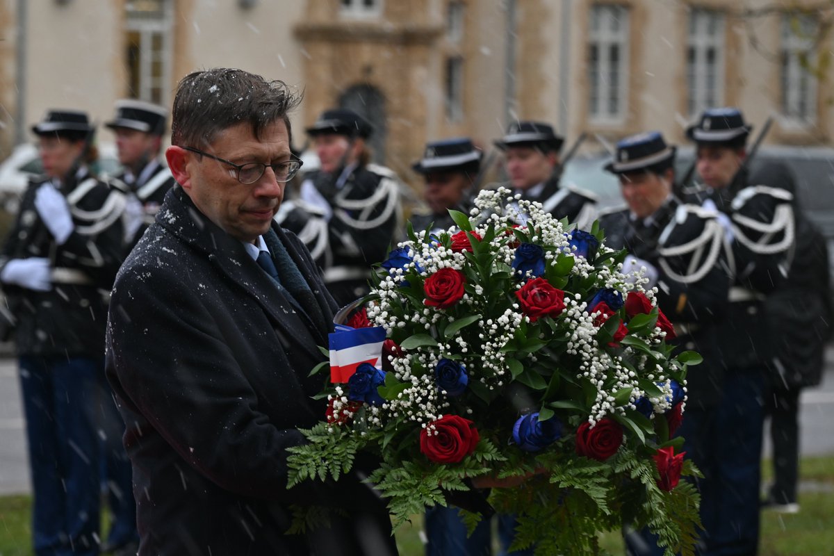 Prefet57's tweet photo. #Libération 🇺🇸🇫🇷 | 80e anniversaire de la Libération et de la fin de l’annexion à #Metz ⚫️⚪️

🪖 Faite « forteresse du Reich » face à la progression des troupes américaines, la ville de #Metz n’a été libérée qu’au prix de combats particulièrement longs et éprouvants, pour les forces armées comme pour la population civile.

@JL_Thieriot, ministre délégué auprès du ministre des Armées et des Anciens Combattants, a présidé les cérémonies de commémoration au mémorial de l’Aigle américain de Bellecroix puis place d’Armes, en présence de Ceo Bauer, vétéran américain de la 9️⃣5️⃣e division d'infanterie 🇺🇸.  🕊