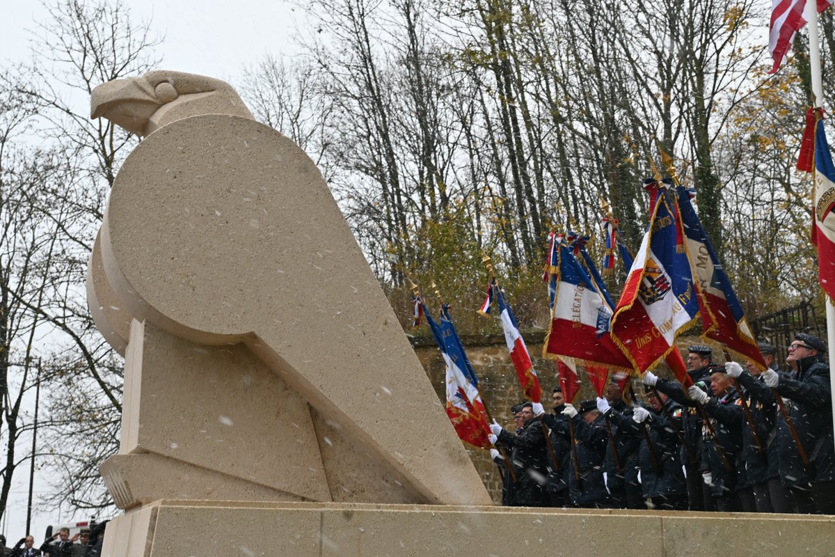 Prefet57's tweet photo. #Libération 🇺🇸🇫🇷 | 80e anniversaire de la Libération et de la fin de l’annexion à #Metz ⚫️⚪️

🪖 Faite « forteresse du Reich » face à la progression des troupes américaines, la ville de #Metz n’a été libérée qu’au prix de combats particulièrement longs et éprouvants, pour les forces armées comme pour la population civile.

@JL_Thieriot, ministre délégué auprès du ministre des Armées et des Anciens Combattants, a présidé les cérémonies de commémoration au mémorial de l’Aigle américain de Bellecroix puis place d’Armes, en présence de Ceo Bauer, vétéran américain de la 9️⃣5️⃣e division d'infanterie 🇺🇸.  🕊