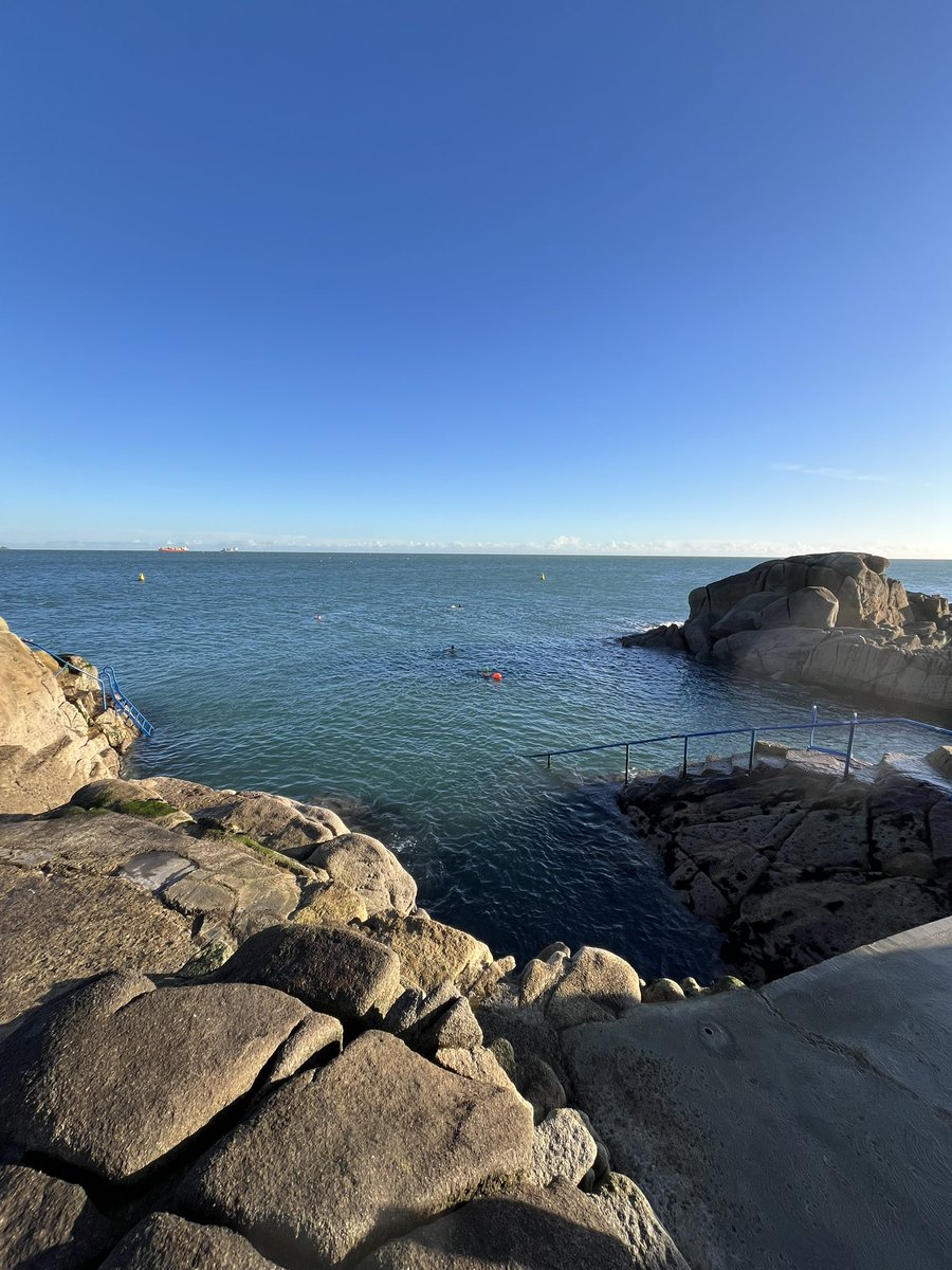 DunleavyBernard's tweet photo. Swim 307/365…that fairly knocked the breath out of me! #AYearInTheDrink #365Swims #22ndNovember #FortyFoot #Sandycove #LawLibraryPolarBears #7MinuteSwim #79300mIn307Swims @outdoorswimming @DLRTourism @mulligannaomia https://t.co/hyJwlB5uOl