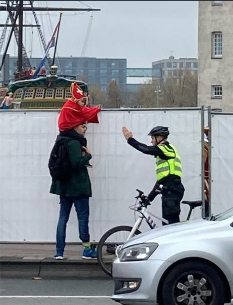 Drie jaar geleden werd deze foto gemaakt van een agent die een vader verbood om zijn kind naar de intocht van de sint te laten kijken omdat hij geen corona-QR-code wou tonen.

Laat ons deze waanzin nooit vergeten.