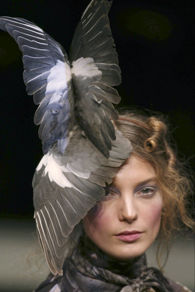 Yvesaintgirl's tweet image. Details from Alexander McQueen FW06 RTW