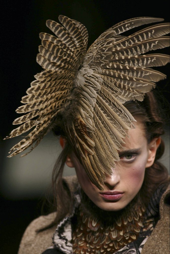 Yvesaintgirl's tweet image. Details from Alexander McQueen FW06 RTW