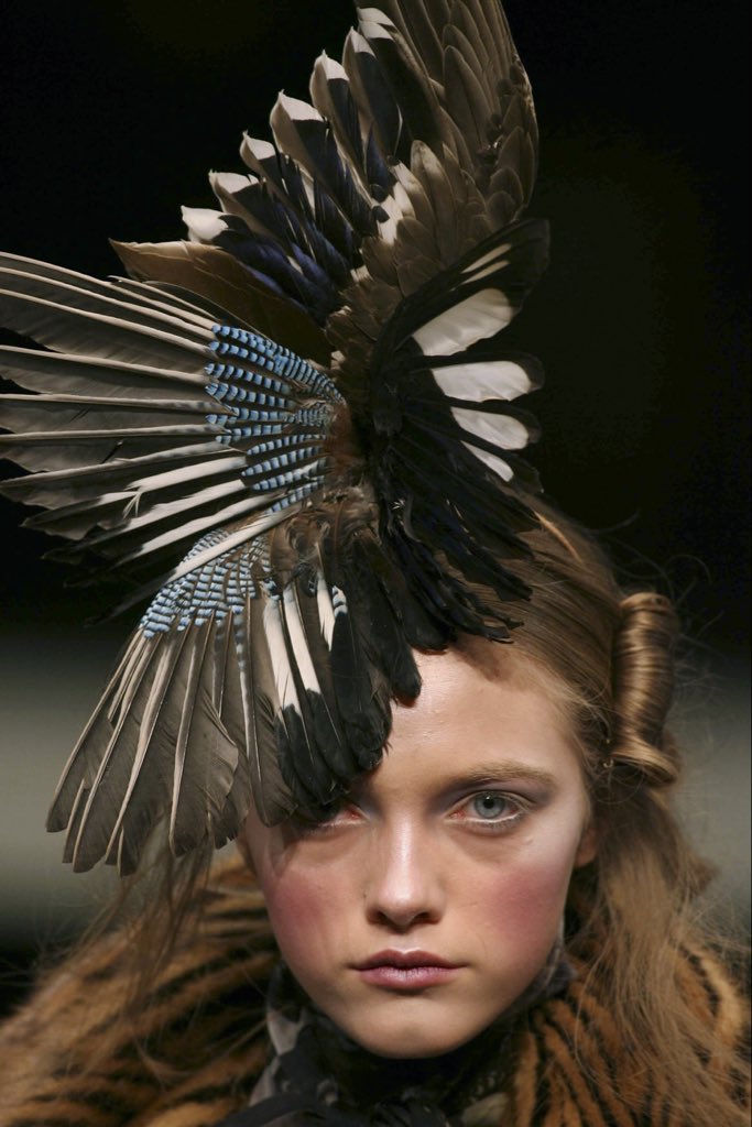 Yvesaintgirl's tweet image. Details from Alexander McQueen FW06 RTW