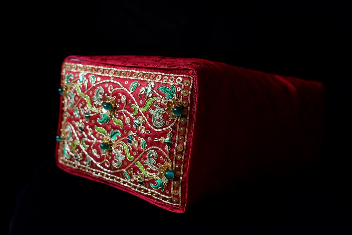 Money_Ins's tweet photo. หมอนปักดิ้นทอง #งานฝีมือ #embroidery https://t.co/kPgOz5E4sI