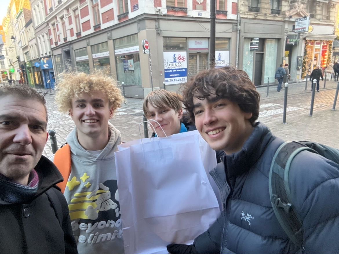 Caterham_French's tweet photo. Dans un jeu , il faut toujours un perdant ! Désolées les garçons , on a été les plus fortes aujourd’hui🎉💪#Lille#Caterhamschool https://t.co/CRgV1gZ4aZ