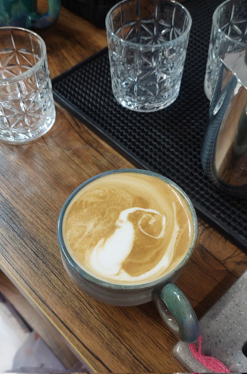 اولین لاته آرت (؟) زندگیم شبیه کلاه گروه‌بندی هاگوارتز شد. :))