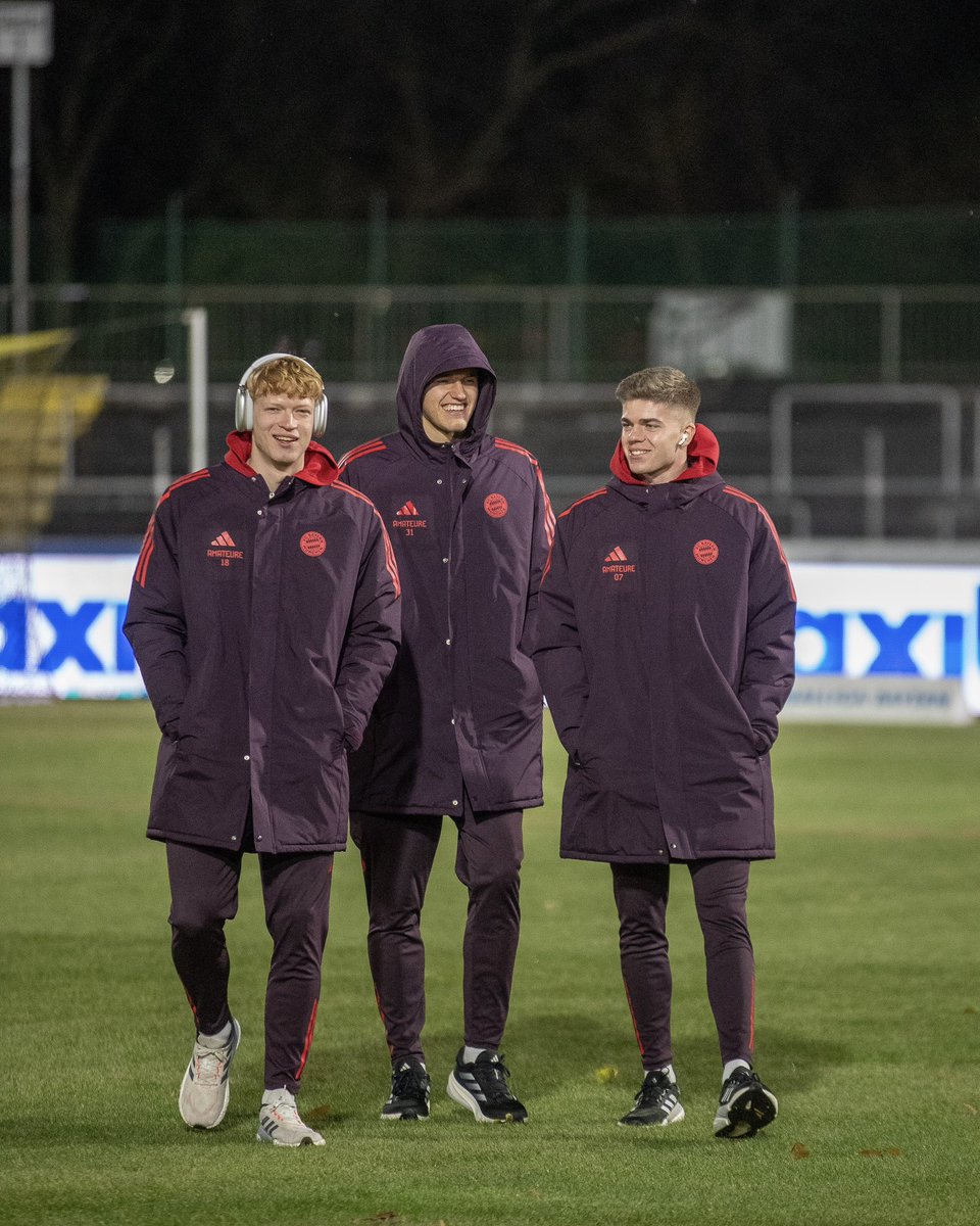 fcbayerncampus's tweet photo. Willkommen zurück im Tor, Benni #Ballis! 🧤 https://t.co/ZAIHAtQQta