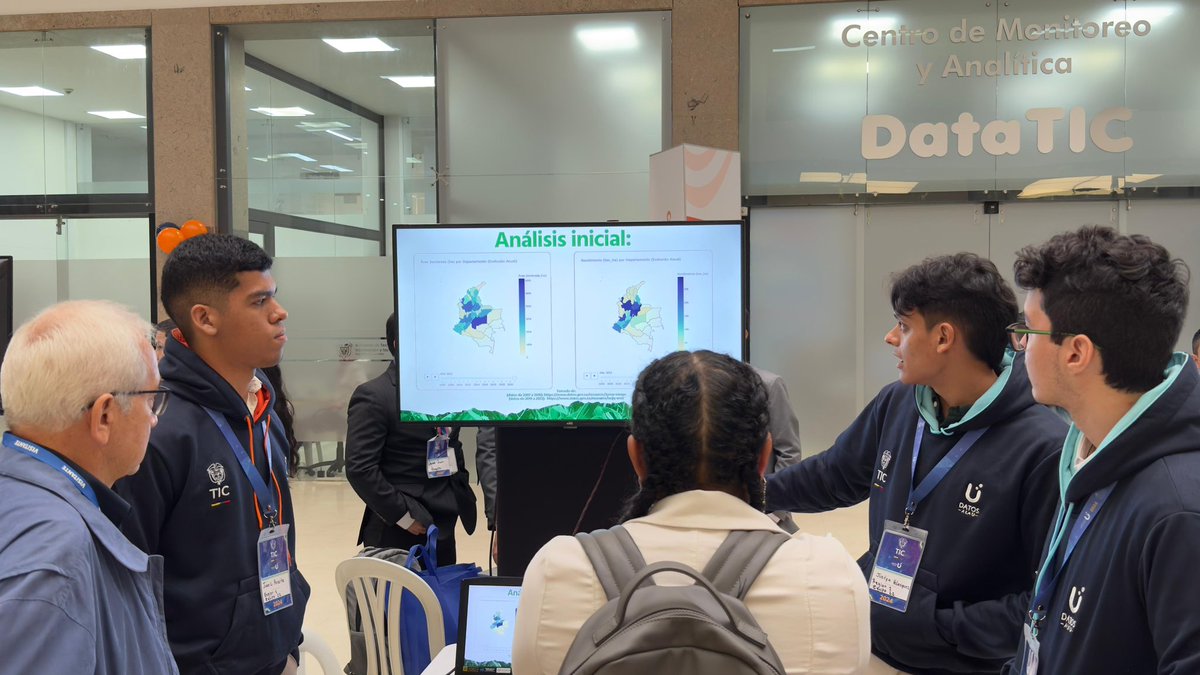 GobDigitalCO's tweet photo. 👩‍💻👨‍💻 En #DatosALaU destacamos el papel de los jóvenes en la transformación digital de Colombia. Con creatividad y compromiso, demostraron que el acceso a los datos abiertos es una herramienta clave para el desarrollo sostenible. 🚀 ¡Sigamos creando juntos! https://t.co/SqKvI7lutJ