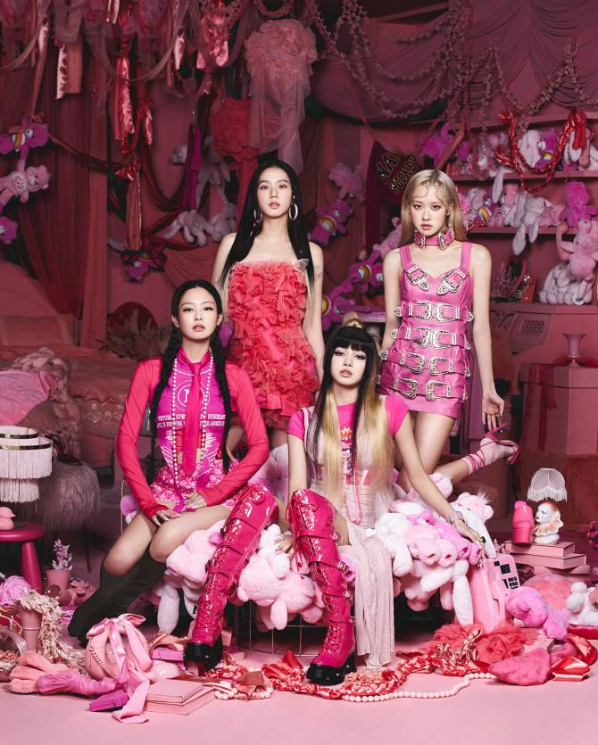flonewsfeed's tweet photo. FLO's "Access All Areas" (No.3) becomes the first album by a female group to debut in the top 5 of the Official U.K Albums Chart since BLACKPINK's "BORN PINK" in 2022 (No. 1). https://t.co/OHrrxkS8Fi