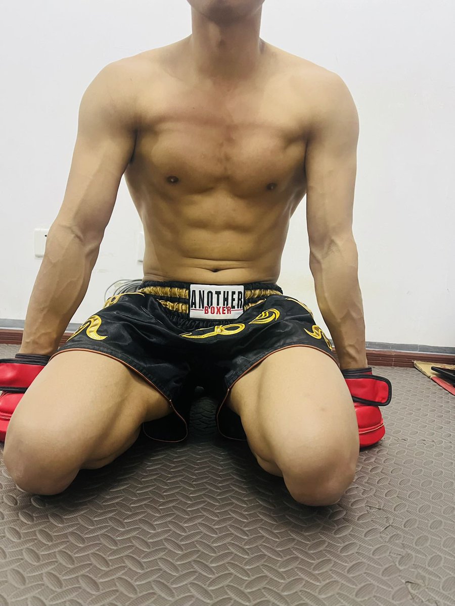 …每次回成都真的很赶行程….简单玩玩吧…越来越没感觉…对腹肌和胸肌也都慢慢无感了…有帅的肌肉男可以报名体验…