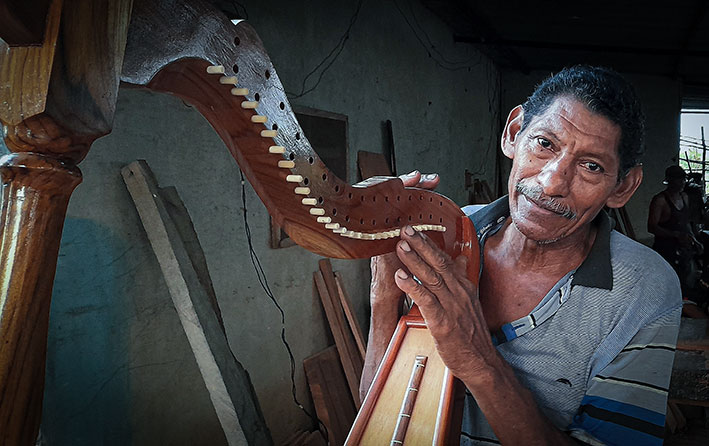 #22Nov Día Internacional del Músico

El joropo llanero suena mejor con las Garabateras

Nelson Chávez Herrera entrevistó en El Samán de Apure a una leyenda viviente de la fabricación de arpas: Jesús Trejo, "Garabato".

📰lainventadera.com/2024/05/14/el-…