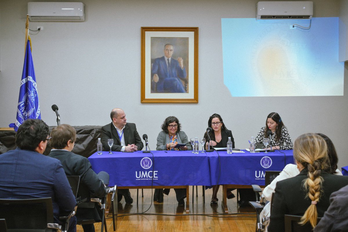ciae_uchile's tweet photo. 🗣️Investigadora #CIAE lidera panel de conversación en encuentro nacional de decanos de Facultades de Educación de Universidades del @CRUCH_Chile. 🏫
👉🏽Conoce más: https://t.co/iAKYERvQgA https://t.co/BWvPij44rq