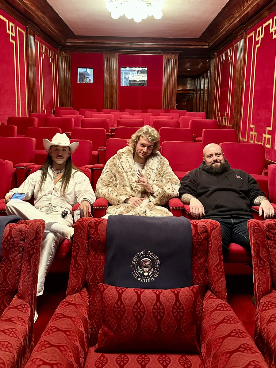 yunggravy's tweet photo. caught them boys slippin and took office 🦢 https://t.co/tv2nfCDMXR