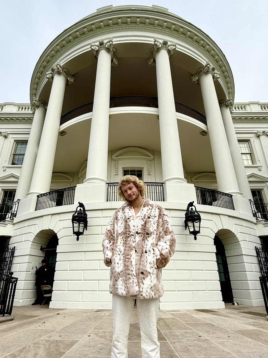 yunggravy's tweet photo. caught them boys slippin and took office 🦢 https://t.co/tv2nfCDMXR