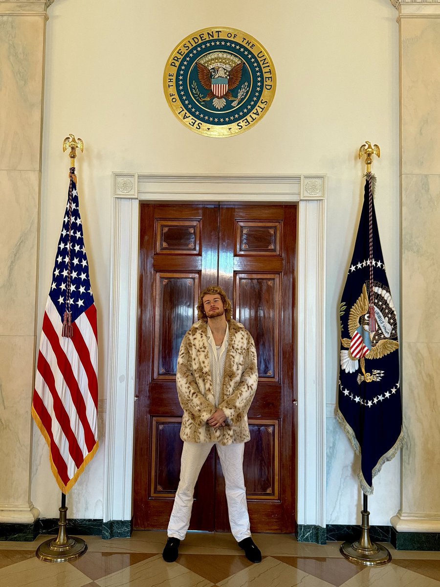 yunggravy's tweet photo. caught them boys slippin and took office 🦢 https://t.co/tv2nfCDMXR