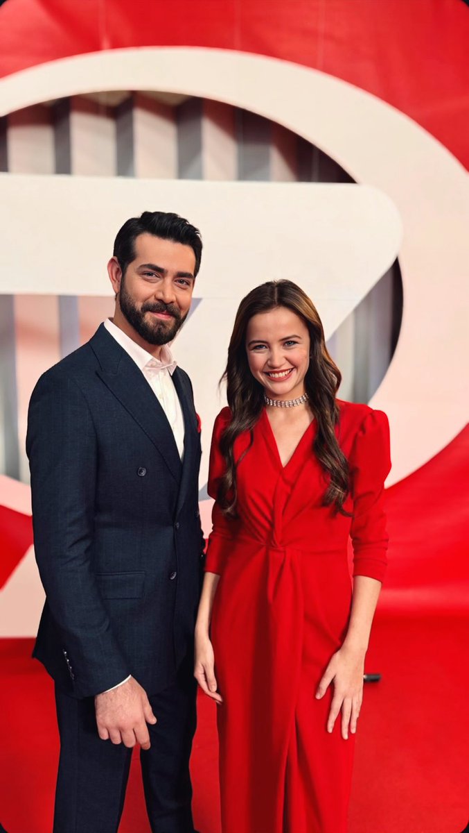 SekerKiz770's tweet photo. kırmızı&amp;lacivert uyumuyla göz dolduran partnerler..✨😍

günden güne sona doğru geliyorken değişmeyen gerçeklerden bir tanesi de hep ışıl ışıl ve göz kamaştırıcı güzellikleriyle kalbimizi eritmeyi başarmış olmaları..🥲❤️

#YağmurYüksel • #BarışBaktaş https://t.co/I94vD19jee