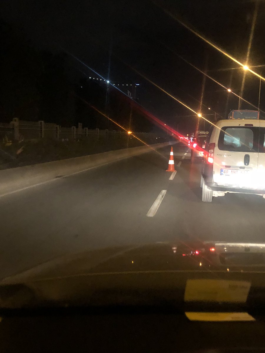 Karayolları otoyolda 3 haftadır yol çalışması yapar, gündüz 3-5 işçi, akşam paydos.. otoyol iki şerit kapalı, izmirli trafikte kafaları yer. Yetmez! Belediye kalkar altınyolu saat 20:30 a kadar 2 şeride düşürür. Sizin yapacağınız işe…! Reziller! <a href="/izmirbld/">İzmir Büyükşehir Belediyesi</a> <a href="/KarayollariGM/">Karayolları Genel Müdürlüğü</a>