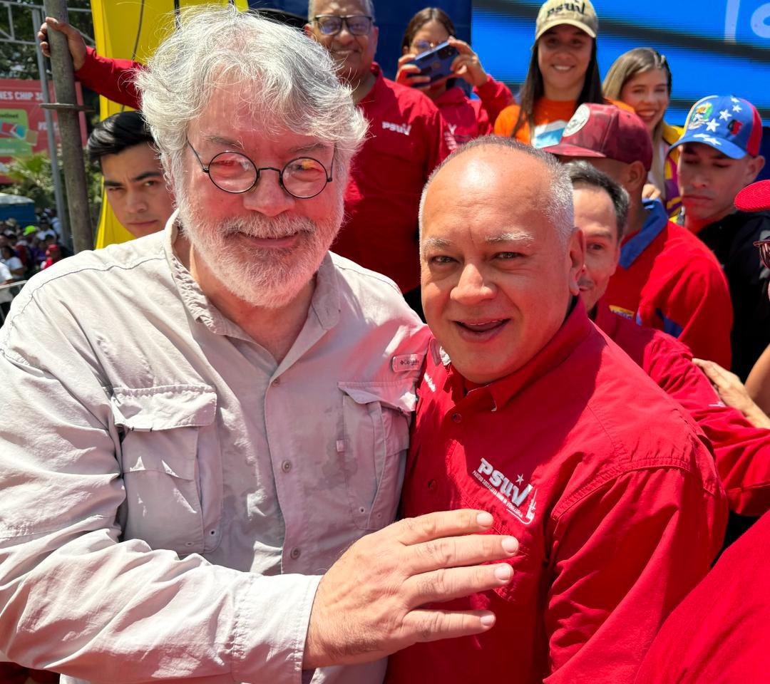 Yo defiendo a Venezuela donde puedo y como puedo. Soy hermano de ese pueblo revolucionario, bolivariano, socialista. Tengo como míos los mejores anhelos de Hugo y allá donde voy y donde estoy llevo en mi corazón la espada de Bolívar que camina por America Latina. Patria Grande.