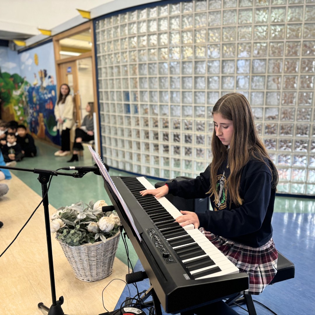 colintlev's tweet photo. 🎶 Los alumnos de CEMU Levante han querido celebrar el Día de la Música compartiendo su talento y pasión en una presentación musical para los más pequeños del colegio. 💫

#DíaDeLaMúsica #valencia #institucioninternacionalsek #conservatoriodemusica https://t.co/pTOgwDndxo