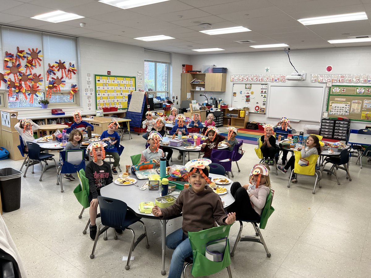 MESaacps's tweet photo. @AACountySchools Thanksgiving feast in Kindergarten today! https://t.co/g6pFAqlOk3